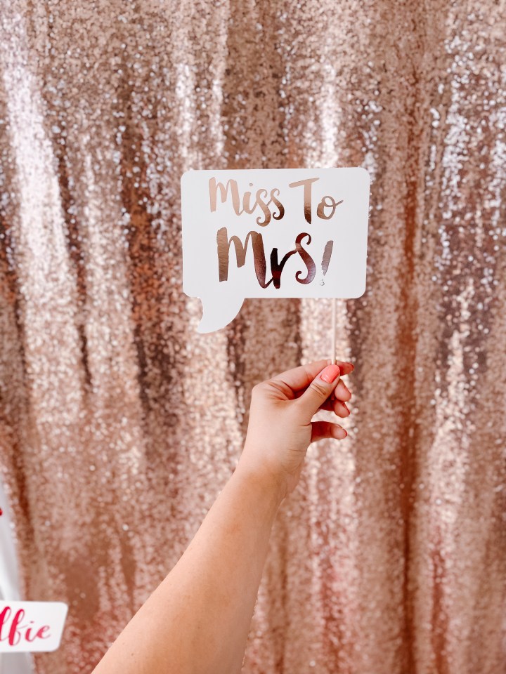 ‘KISSING THE SINGLE LIFE GOODBYE’ BACHELORETTE PARTY PHOTO&nbsp;BACKDROP